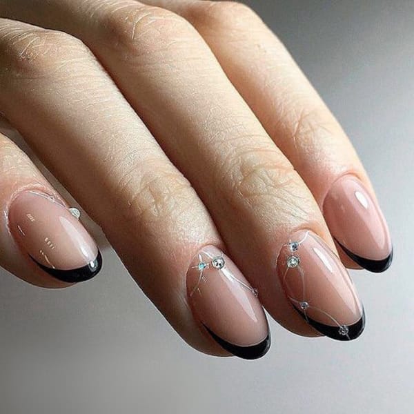 ОГЛЕДАЛНИТЕ НОКТИ – ХИТ В МАНИКЮРА